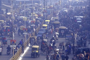 Hindistan 'ın Eski Delhi şehrinde uzun bir yolda trafiğin yol açtığı bir hava kirliliği. Hindistan, Delhi, Şubat 1998