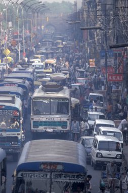 Hindistan 'ın Eski Delhi şehrinde uzun bir yolda trafiğin yol açtığı bir hava kirliliği. Hindistan, Delhi, Şubat 1998