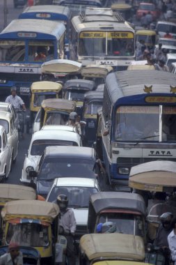 Hindistan 'ın Eski Delhi şehrinde uzun bir yolda trafiğin yol açtığı bir hava kirliliği. Hindistan, Delhi, Şubat 1998
