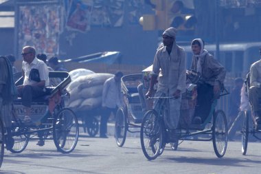Hindistan 'ın Eski Delhi şehrinde uzun bir yolda trafiğin yol açtığı bir hava kirliliği. Hindistan, Delhi, Şubat 1998