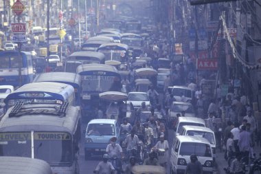 Hindistan 'ın Eski Delhi şehrinde uzun bir yolda trafiğin yol açtığı bir hava kirliliği. Hindistan, Delhi, Şubat 1998