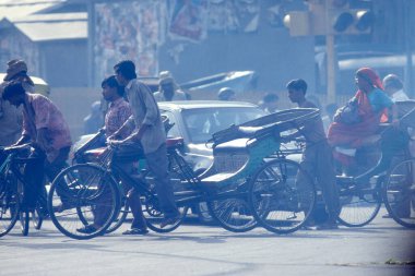 Hindistan 'ın Eski Delhi şehrinde uzun bir yolda trafiğin yol açtığı bir hava kirliliği. Hindistan, Delhi, Şubat 1998