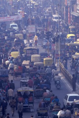 Hindistan 'ın Eski Delhi şehrinde uzun bir yolda trafiğin yol açtığı bir hava kirliliği. Hindistan, Delhi, Şubat 1998