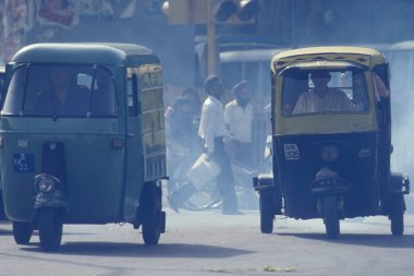 Hindistan 'ın Eski Delhi şehrinde uzun bir yolda trafiğin yol açtığı bir hava kirliliği. Hindistan, Delhi, Şubat 1998