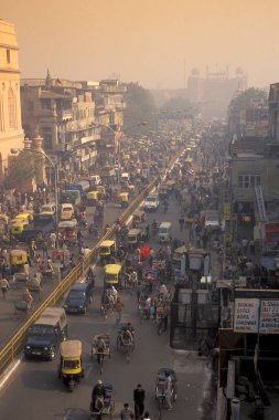 Hindistan 'ın Eski Delhi şehrinde uzun bir yolda trafiğin yol açtığı bir hava kirliliği. Hindistan, Delhi, Şubat 1998