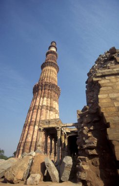 Hindistan 'ın Yeni Delhi şehrindeki Harabeler Minar' ın mimarisi. Hindistan, Delhi, Şubat 1998