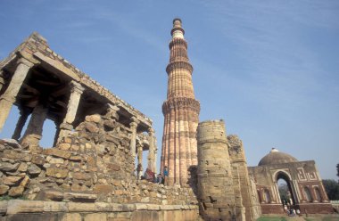Hindistan 'ın Yeni Delhi şehrindeki Harabeler Minar' ın mimarisi. Hindistan, Delhi, Şubat 1998