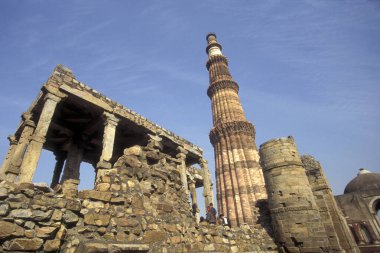 Hindistan 'ın Yeni Delhi şehrindeki Harabeler Minar' ın mimarisi. Hindistan, Delhi, Şubat 1998