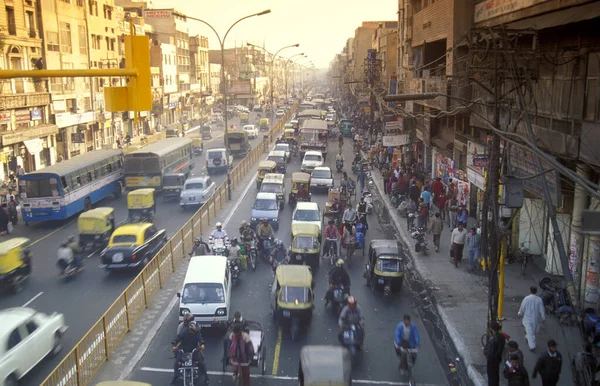 Inquinamento Atmosferico Con Traffico Una Lunga Strada Nella Città Old — Foto Stock