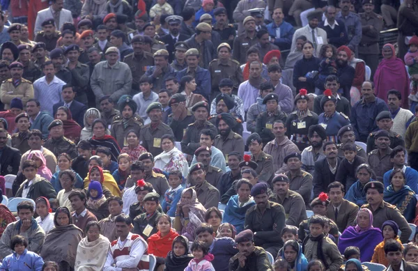 1998年1月26日の共和国の日のパレードのための道路上のインドの人々 インドのニューデリーで インド デリー 1998年1月 — ストック写真