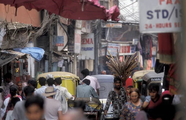 インドのデリーの旧市街にある人力車タクシーで市場を通ります インド デリー 1998年2月 — ストック写真