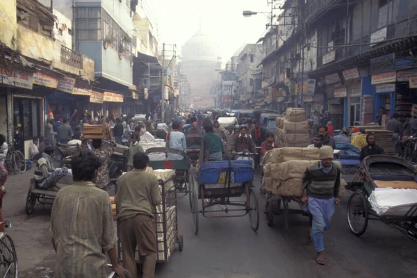 インドのデリーの旧市街にある人力車タクシーで市場を通ります インド デリー 1998年2月 — ストック写真