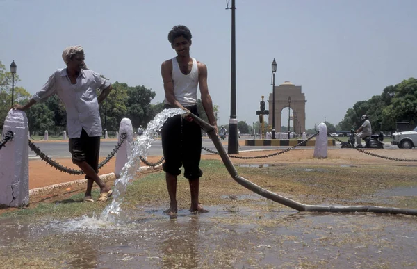 Men Splashes Water Park Front Delhi Gate City New Delhi — Stock Photo, Image