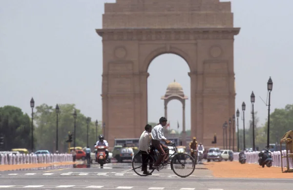 Bicicleta Tráfico Frente Puerta Delhi Ciudad Nueva Delhi India India —  Fotos de Stock