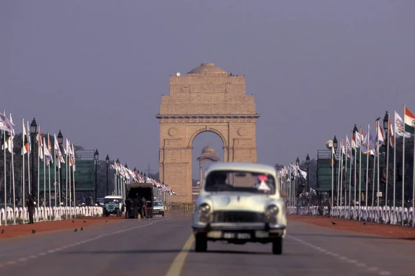 Coches Tráfico Frente Puerta Delhi Ciudad Nueva Delhi India India —  Fotos de Stock
