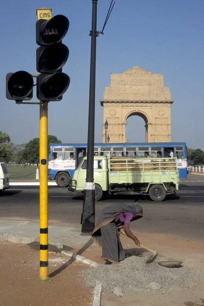 Women Working Road Front Delhi Gate City New Delhi India — Stock Photo, Image