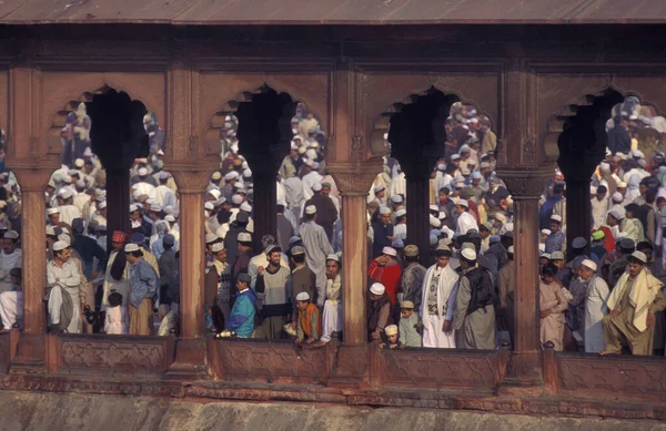 Мусульмане Молятся Фестивале Break Ramadan Fest Перед Мечетью Jama Masjid — стоковое фото