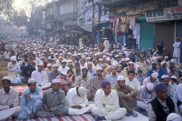 stock image Muslim People pray at the Break Ramadan Fest in front of the Jama Masjid Mosque in Old Delhi in the City of Delhi in India.  India, Delhi, February, 1998