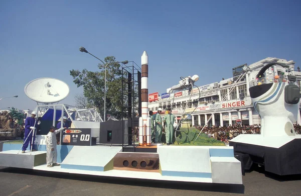 インドのロケットと宇宙パレードは1998年1月26日の共和国の日 インドのニューデリーで行われた インド デリー 1998年1月 — ストック写真