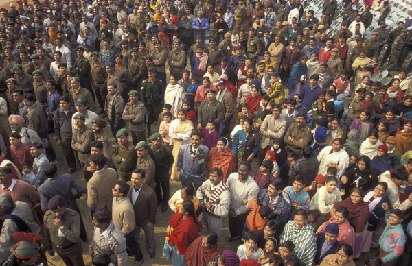 インドの視聴者は 1998年1月26日の共和国の日 インドのニューデリーでパレードの道を待っています インド デリー 1998年1月 — ストック写真