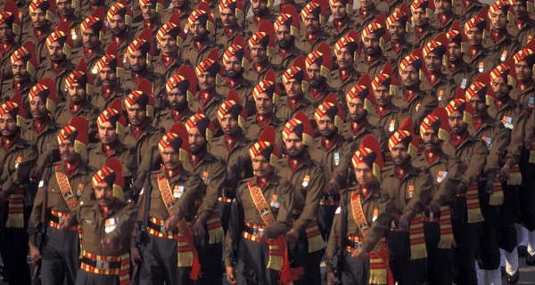 1998年1月26日の共和国の日 インドのニューデリーでのパレードの兵士達との眺め インド デリー 1998年1月 — ストック写真