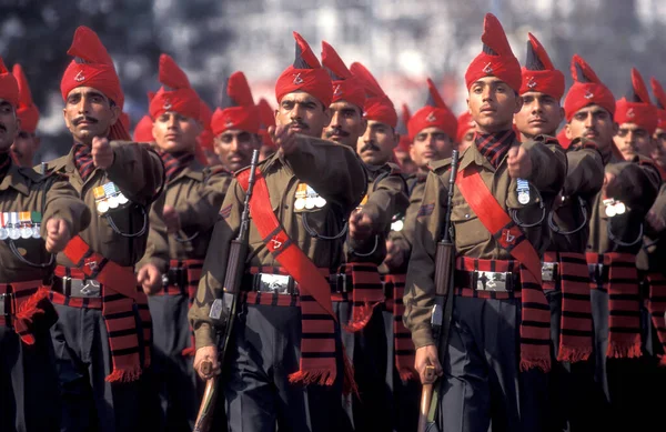 1998年1月26日の共和国の日 インドのニューデリーでのパレードの兵士達との眺め インド デリー 1998年1月 — ストック写真