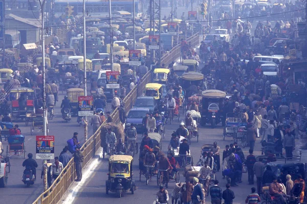Een Luchtvervuiling Met Verkeer Een Lange Weg Stad Old Delhi — Stockfoto