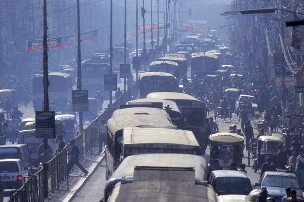 Uma Poluição Com Tráfego Uma Estrada Longa Cidade Deli Velha — Fotografia de Stock