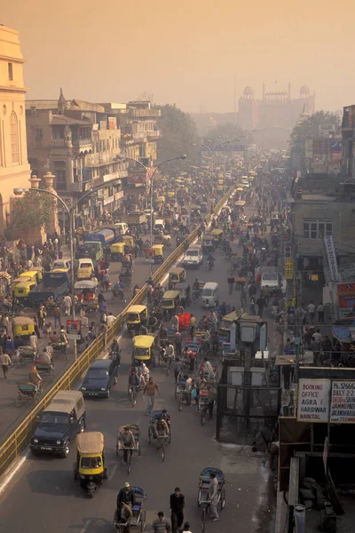 Inquinamento Atmosferico Con Traffico Una Lunga Strada Nella Città Old — Foto Stock