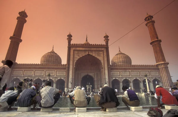 Мусульмане Молятся Фестивале Break Ramadan Fest Перед Мечетью Jama Masjid Стоковое Изображение