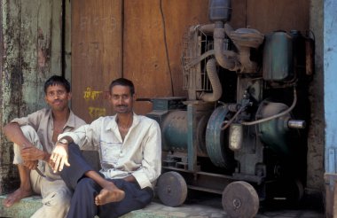 Hindistan 'ın Uttar Pradesh eyaletindeki Agra şehrinde iki Hintli erkek. Hindistan, Agra, Nisan 1998