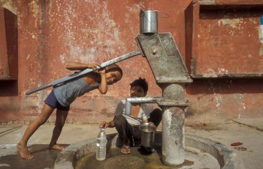 Hindistan 'ın Uttar Pradesh ilindeki Agra şehrinde bir Hint ailesinin ücretsiz su istasyonu ve ilkbaharı. Hindistan, Agra, Nisan 1998