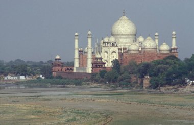 Hindistan 'ın Uttar Pradesh ilindeki Agra şehrindeki Taj Mahal mimarisi. Hindistan, Agra, Nisan 1998