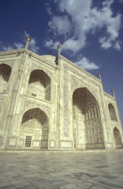 Hindistan 'ın Uttar Pradesh ilindeki Agra şehrindeki Taj Mahal mimarisi. Hindistan, Agra, Nisan 1998