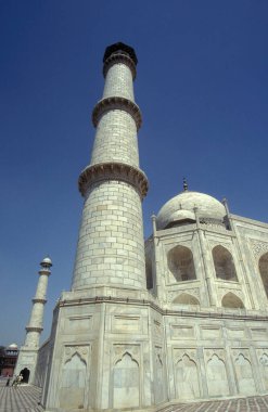 Hindistan 'ın Uttar Pradesh ilindeki Agra şehrindeki Taj Mahal mimarisi. Hindistan, Agra, Nisan 1998