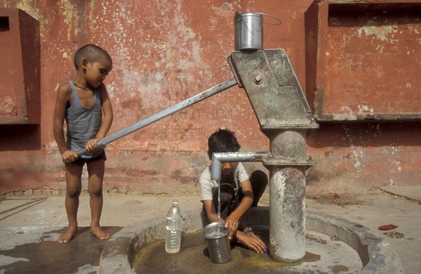 Een Gratis Openbaar Waterstation Bron Van Een Indiaanse Familie Stad — Stockfoto