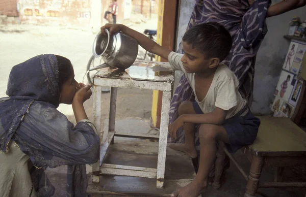 Uma Estação Água Pública Gratuita Uma Família Indígena Cidade Agra — Fotografia de Stock