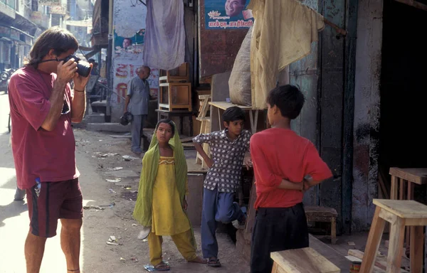 Турист Фотографирует Индийскую Семью Городе Агра Провинции Уттар Прадеш Индии — стоковое фото