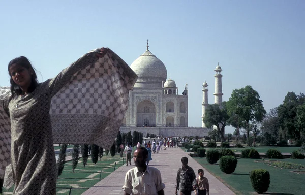 Indyjskich Turystów Przed Architekturą Taj Mahal Mieście Agra Prowincji Uttar — Zdjęcie stockowe