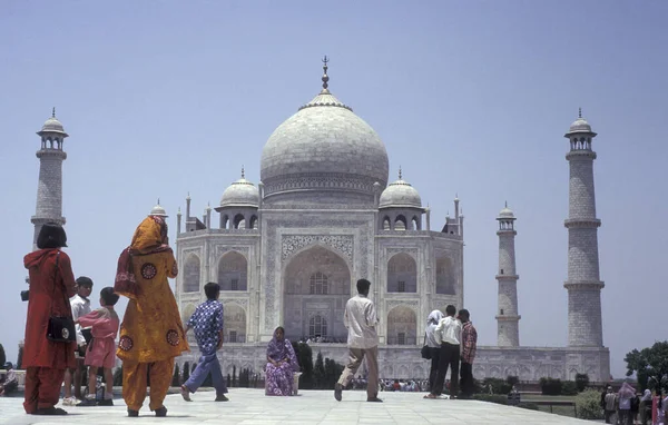 Turistas Indianos Frente Arquitetura Taj Mahal Cidade Agra Província Uttar — Fotografia de Stock