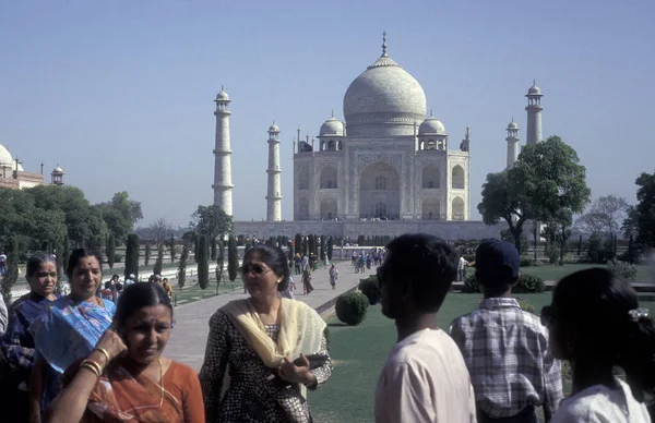 Indyjskich Turystów Przed Architekturą Taj Mahal Mieście Agra Prowincji Uttar — Zdjęcie stockowe