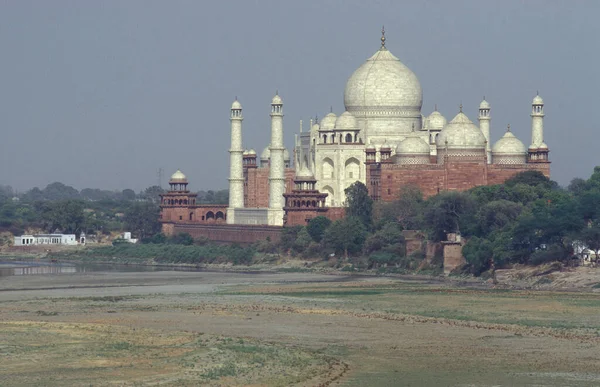 stock image the architecture of the Taj Mahal in the city of Agra in the Province of Uttar Pradesh in India.  India, Agra, April, 1998