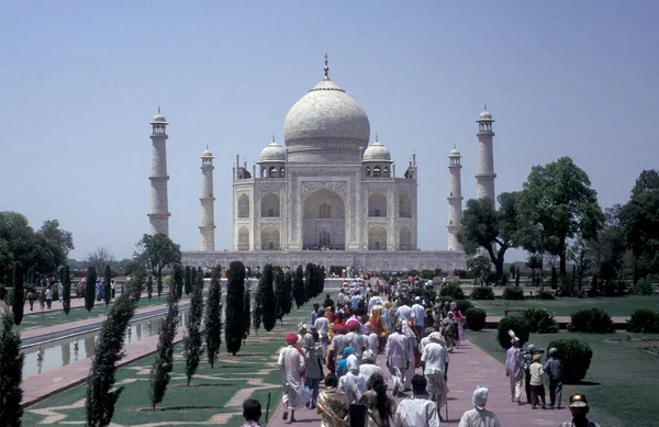 Turisti Indiani Fronte All Architettura Del Taj Mahal Nella Città — Foto Stock