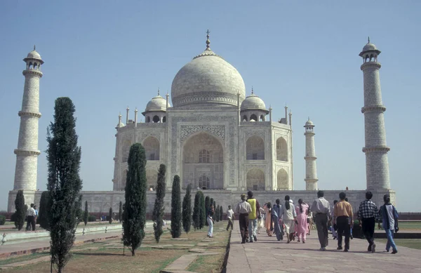Indičtí Turisté Před Architekturou Taj Mahal Městě Agra Provincii Uttar — Stock fotografie