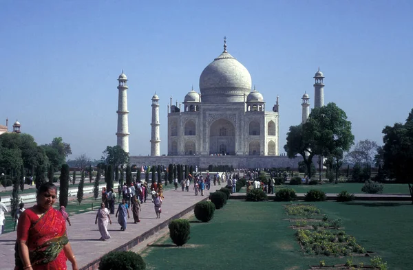 Indičtí Turisté Před Architekturou Taj Mahal Městě Agra Provincii Uttar — Stock fotografie