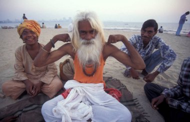 Hindistan 'ın Mumbai şehir merkezindeki Chowpatta Sahili' nde Sadhu adında bir din adamı. Hindistan, Mumbai, Mart 1998