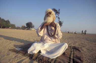 Hindistan 'ın Mumbai şehir merkezindeki Chowpatta Sahili' nde Sadhu adında bir din adamı. Hindistan, Mumbai, Mart 1998