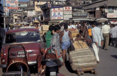 Hindistan 'da Mumbai şehir merkezinde trafiği ve insanları olan bir pazar ve yol. Hindistan, Mumbai, Mart 1998