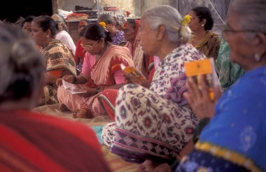 Hindistan 'da Mumbai şehir merkezindeki bir tapınakta Hintli kadınlar. Hindistan, Mumbai, Mart 1998