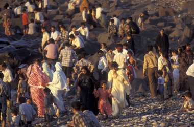 Hindistan 'ın Mumbai şehir merkezindeki Priyadarshini Sahil Parkı' ndaki insanlar. Hindistan, Mumbai, Mart 1998